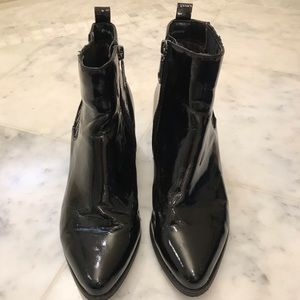 Blondo, waterproof patent leather zip booties in excellent condition.  8.5M